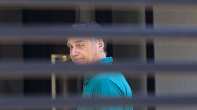 O ex-presidente Jair Bolsonaro em 11 de setembro, quando fez uma aparição de cerca de 20 minutos no quintal da casa onde ele cumpria prisão domiciliar, em Brasília.