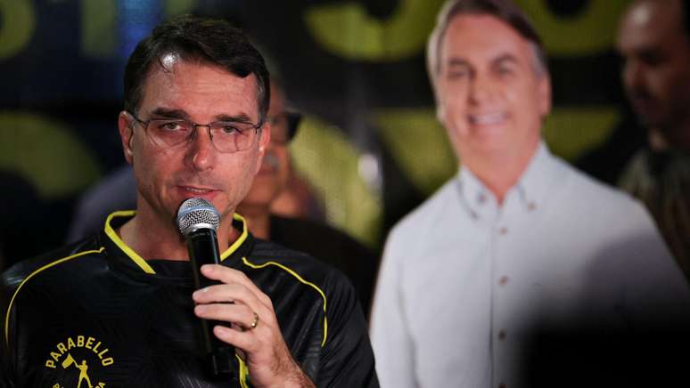 O senador Flávio Bolsonaro, durante a vigília convocada para a noite de sábado