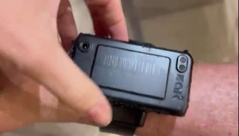 போல்சனாரோவின் மின்னணு கணுக்கால் வளையல் முன்னாள் ஜனாதிபதியால் சேதப்படுத்தப்பட்டது, அவர் சாலிடரிங் இரும்பை பயன்படுத்தியதாக ஒப்புக்கொண்டார்.