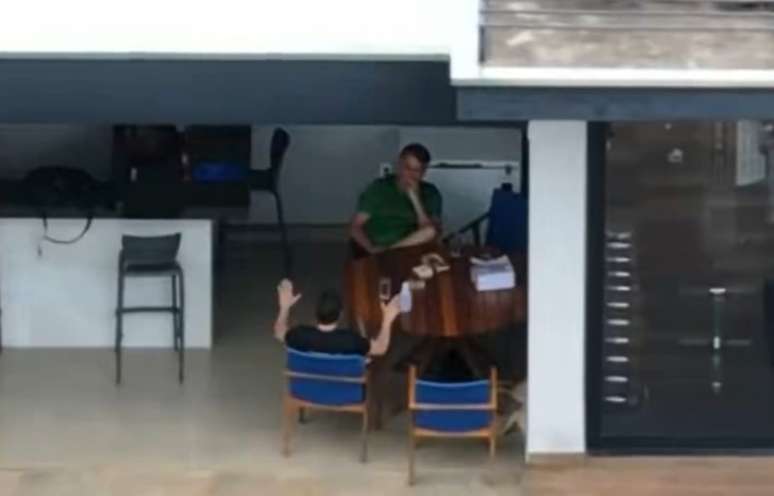 போல்சனாரோ தனது கணுக்கால் வளையலை மீற முயற்சிப்பதற்கு சில மணிநேரங்களுக்கு முன்பு நிகோலஸ் ஃபெரீராவைப் பெற்றார்