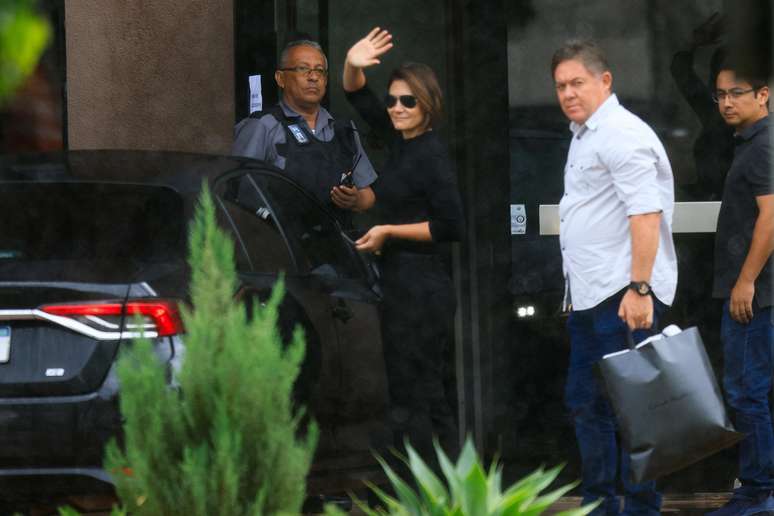 A ex-primeira-dama Michelle Bolsonaro visitou o marido, o ex-presidente Jair Bolsonaro (PL), na Superintend&ecirc;ncia da Pol&iacute;cia Federal neste domingo, 23, onde ele cumpre pris&atilde;o preventiva