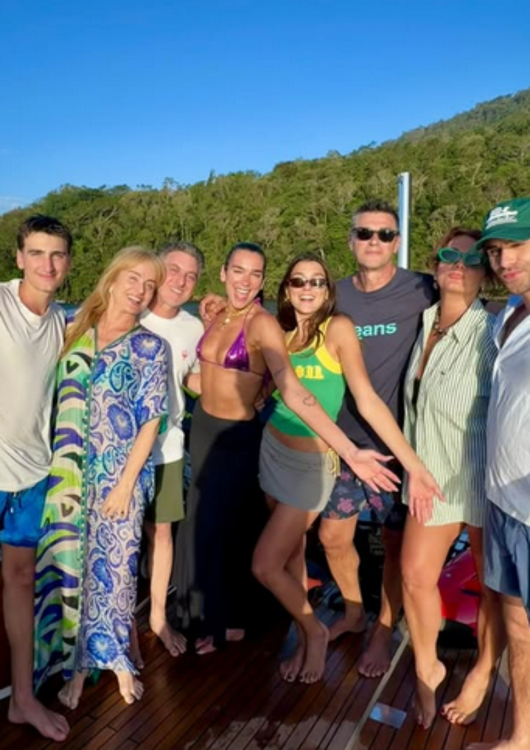 Dua Lipa com a fam&iacute;lia na casa de veraneio de Luciano Huck e Ang&eacute;lica