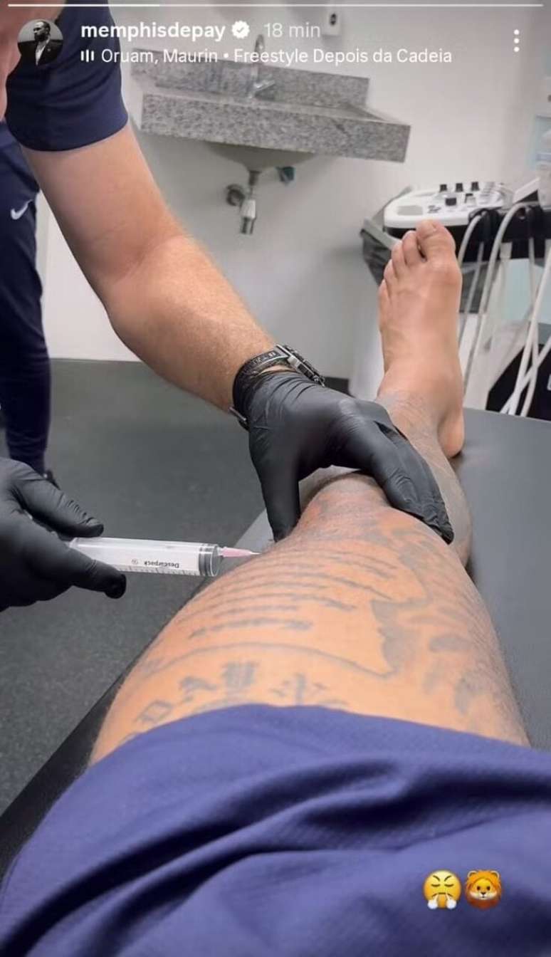 Depay publica foto nas redes sociais de tratamento no joelho esquerdo &ndash;