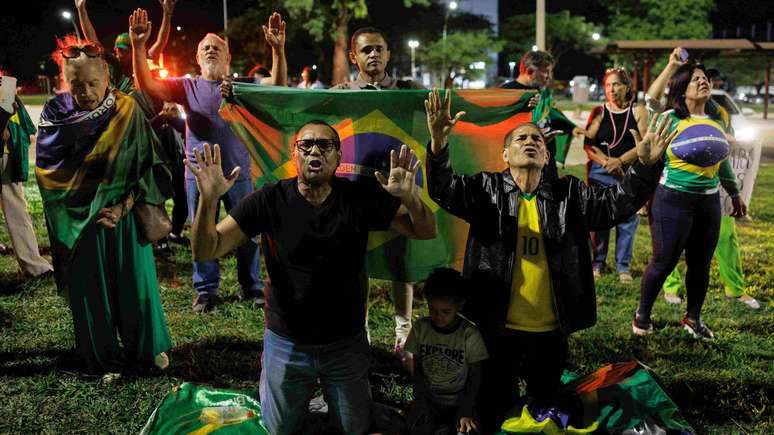 Apoiadores de Bolsonaro em vigília após ex-presidente ser levado à prisão