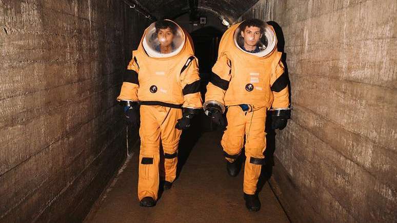 A miss&atilde;o exige que a tripula&ccedil;&atilde;o use trajes espaciais todo o tempo, sempre que saem dos limites da base