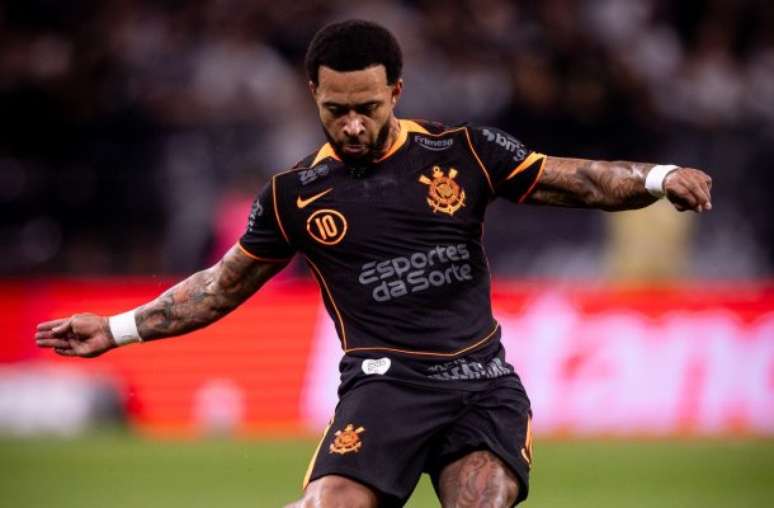 Depay publica foto nas redes sociais de tratamento no joelho esquerdo &ndash;