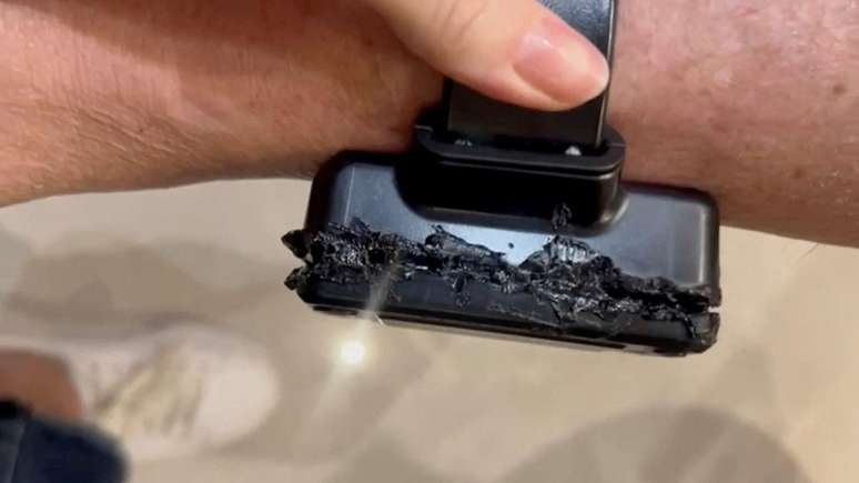 Bolsonaro disse, em um primeiro momento, que danificou o aparelho "por curiosidade"