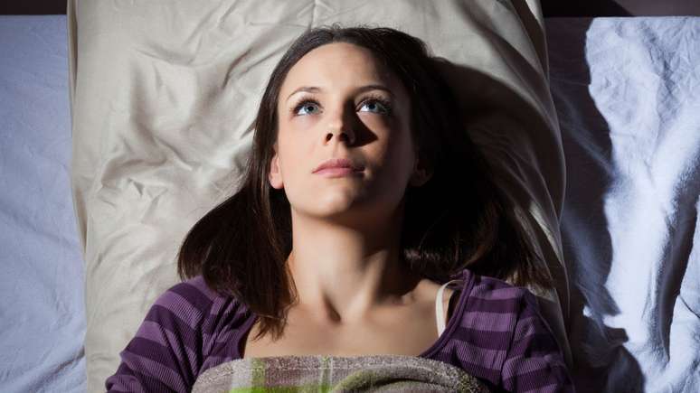 Ficar sem dormir o suficiente pode prejudicar a concentração, aumentar o risco de acidentes e elevar risco de doenças; entenda