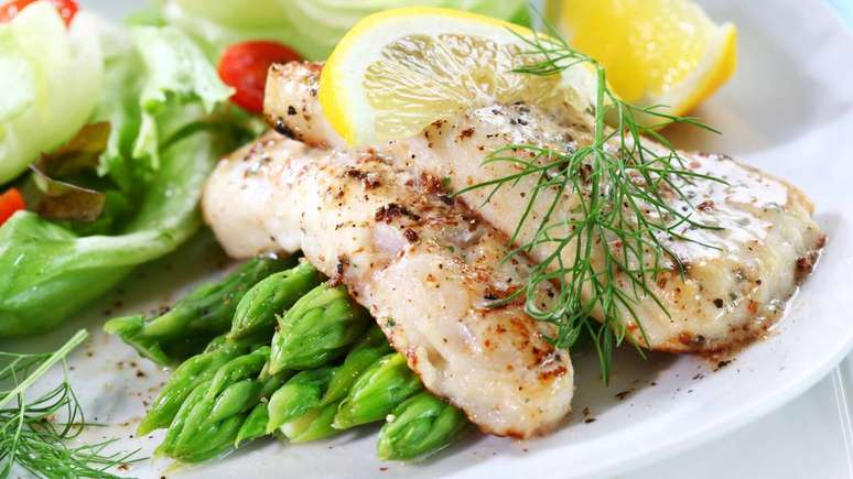 Banana, folhas verdes e peixes ricos em &ocirc;mega-3 fortalecem a sa&uacute;de cardiovascular e contribuem para a estabilidade da press&atilde;o arterial &ndash; depositphotos.com / brebca