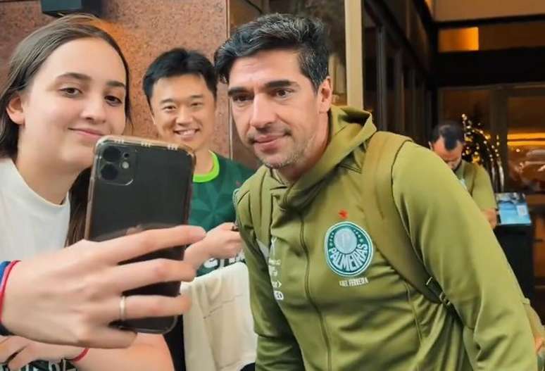 Abel Ferreira tira foto no desembarque do Palmeiras em Porto Alegre –