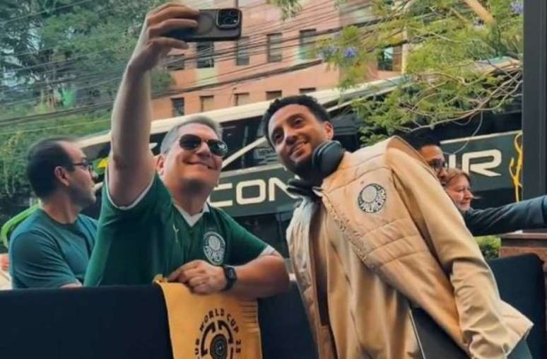 Abel Ferreira tira foto no desembarque do Palmeiras em Porto Alegre –