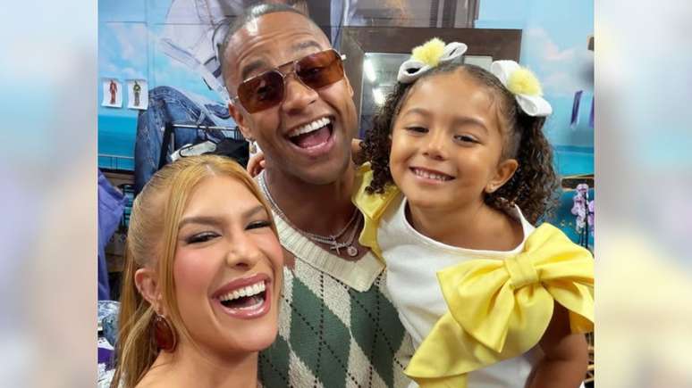 Durante a celebração dos 20 anos de carreira de Léo Santana, o cantor e Lore Improta revelaram o sexo do bebê que estão esperando; confira