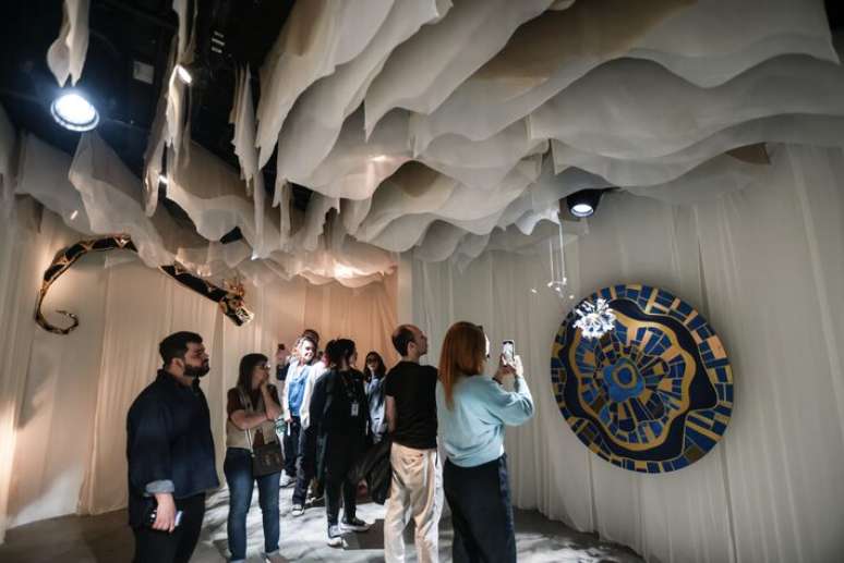 Exposi&ccedil;&atilde;o 'A alma humana, voc&ecirc; e o universo de Jung', no MIS, usa arte e elementos sensoriais para apresentar conceitos do psiquiatra su&iacute;&ccedil;o.