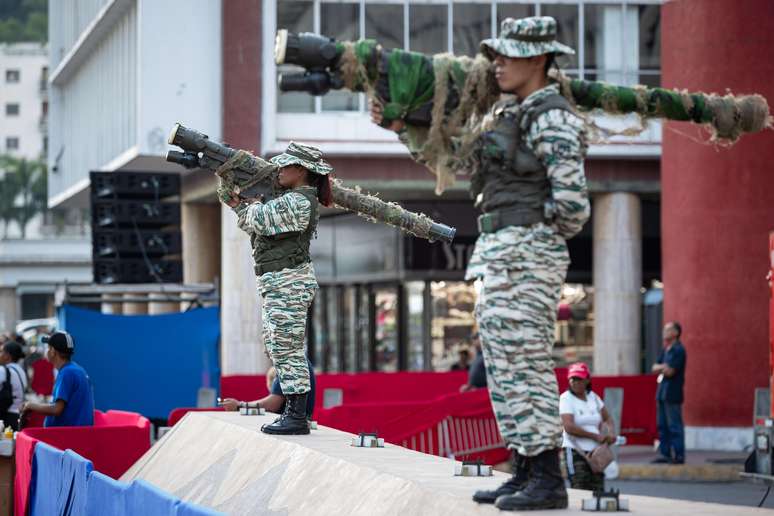 Em meio a operação de segurança, a Venezuela exibiu seus mísseis portáteis Igla-S, capazes de derrubar aeronaves voando em baixa altitude