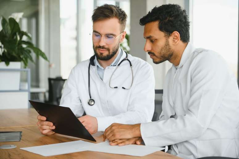 Exames e acompanhamento médico são fundamentais para a saúde do homem 