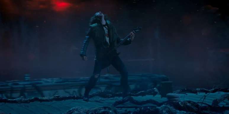 எடி (ஜோசப் க்வின்) 'ஸ்ட்ரேஞ்சர் திங்ஸ்' சீசன் 4 இன் ஒரு காட்சியில் மெட்டாலிகாவின் 'மாஸ்டர் ஆஃப் பப்பட்ஸ்' ஆக நடிக்கிறார்