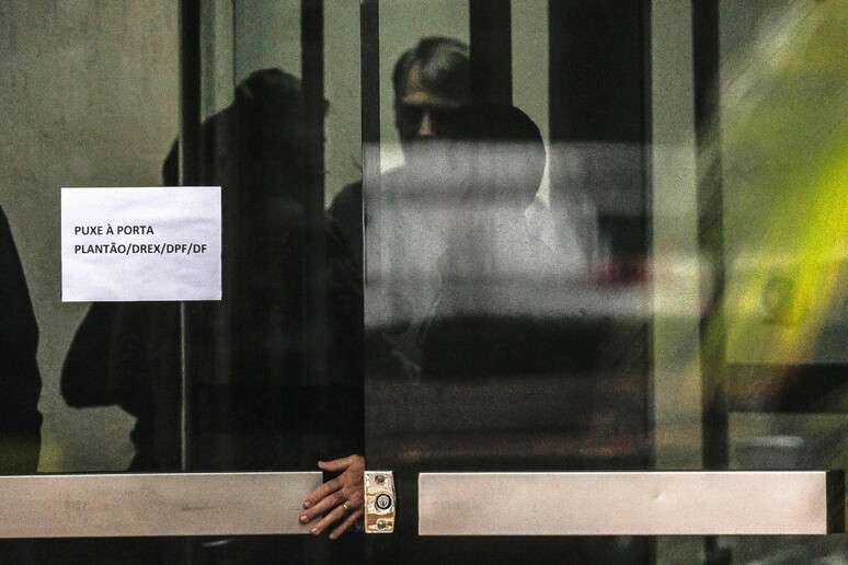 போல்சனாரோ பிரேசிலியாவில் உள்ள PF கண்காணிப்பகத்தில் சிறையில் அடைக்கப்பட்டுள்ளார்