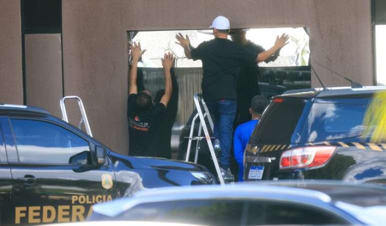 ஒரு சிறப்பு நிறுவனத்தின் ஊழியர்கள் PF நுழைவாயிலில் கண்ணாடி மீது படம் வைத்தனர்