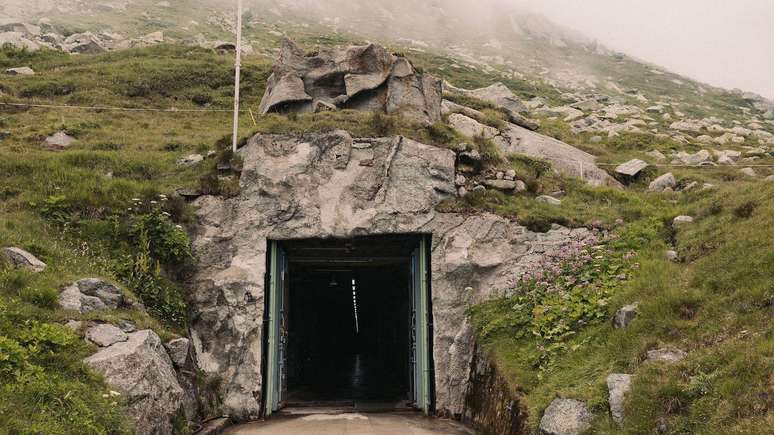 A base onde se desenvolvem as miss&otilde;es est&aacute; situada nas profundezas dos Alpes su&iacute;&ccedil;os e &eacute; dif&iacute;cil de encontrar