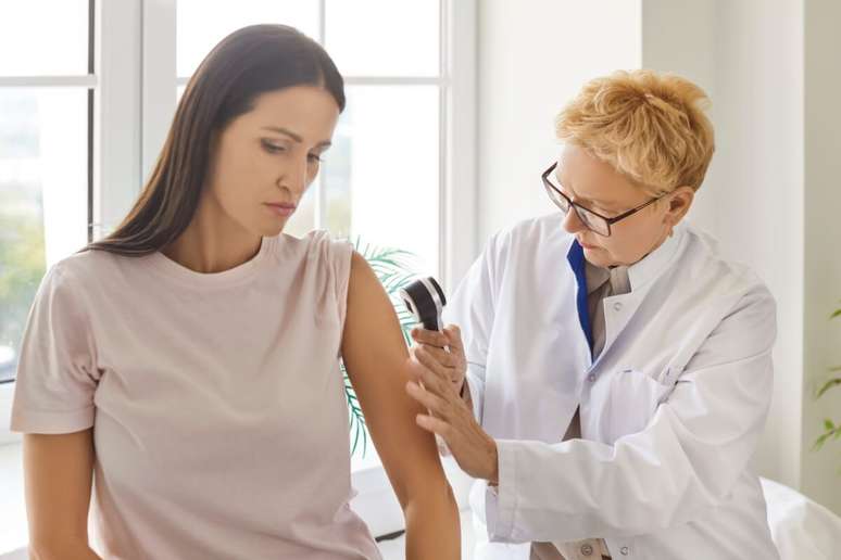 Sinais na pele podem indicar a necessidade de consultar um dermatologista