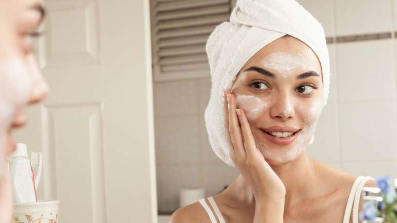 Dormir com maquiagem faz mal à pele: aumenta a oleosidade, causa acne e acelera o envelhecimento; saiba mais e confira dicas