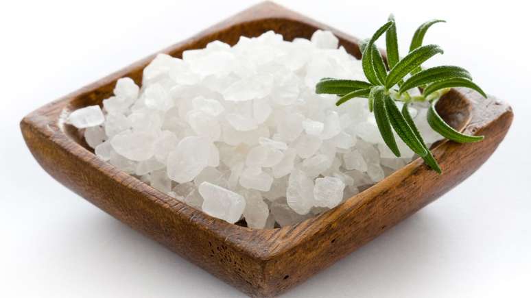 Descubra como o frasco com alecrim e sal grosso ajuda a refrescar ambientes, reduzir a umidade e criar uma sensação de leveza