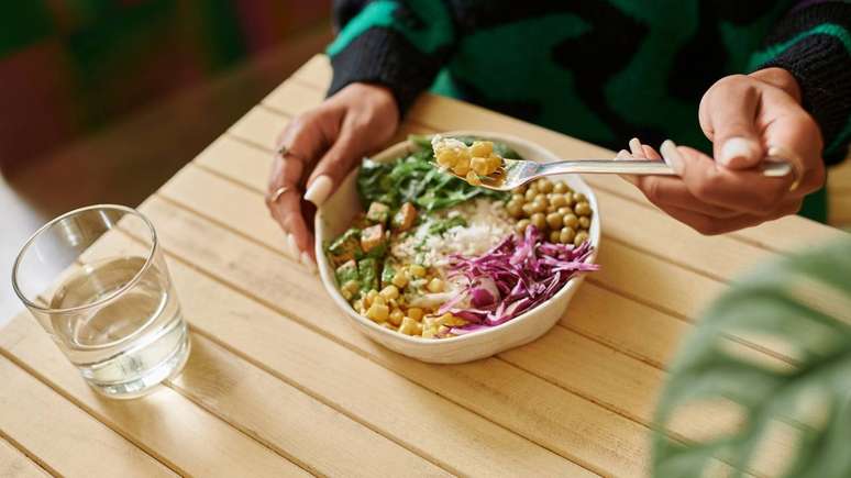 Atualmente, a maioria das pessoas que treina quer ganhar músculos, mas será que isso é possível seguindo a dieta vegana? Estudo revela