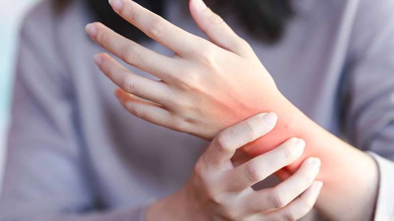 Quando o diagn&oacute;stico de artrite &eacute; confirmado, o acompanhamento regular com um reumatologista torna-se essencial &ndash; depositphotos.com / Oporty