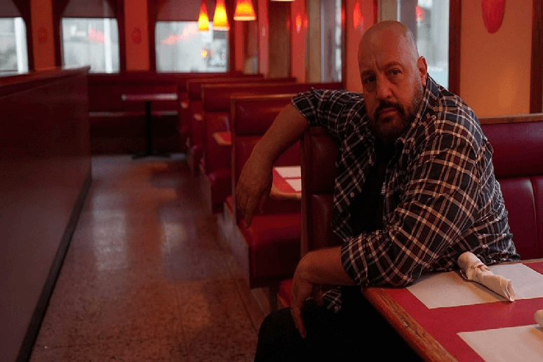 Em &ldquo;Fam&iacute;lia &agrave; Prova de Balas&rdquo;, Ray Hayes precisa proteger a fam&iacute;lia das consequ&ecirc;ncias de seu trabalho como capanga da m&aacute;fia 