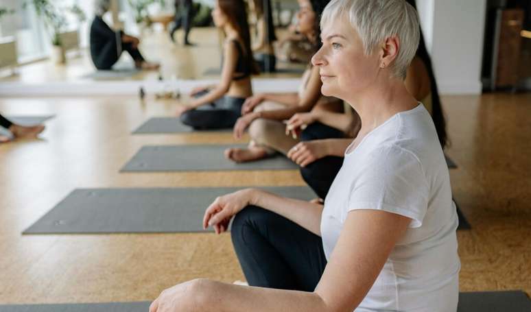 உங்களுக்கு 50 வயது அல்லது அதற்கு மேற்பட்டவரா? இந்த உடற்பயிற்சி உங்கள் வயிறு மற்றும் குளுட்டுகளுக்கு மிகவும் பயனுள்ளதாக இருக்கும்.