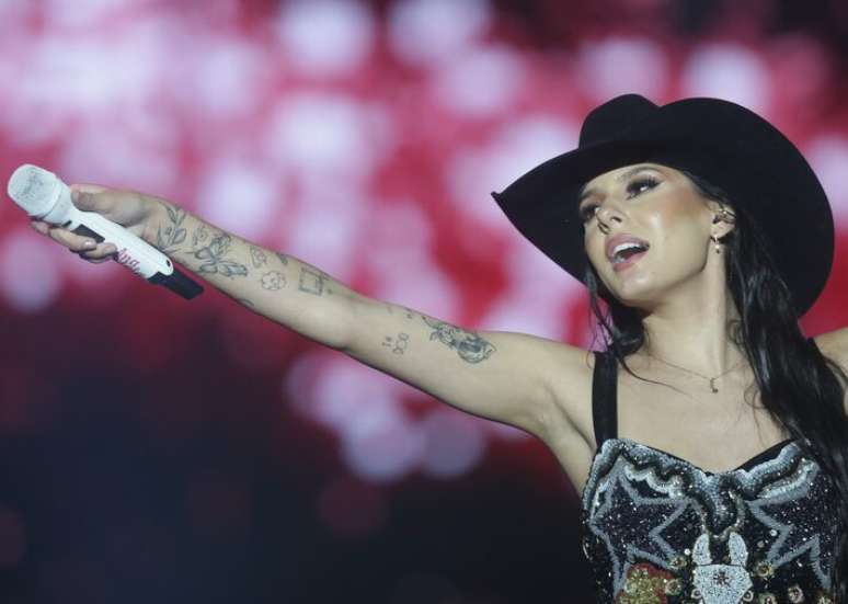 அனா காஸ்டெலா தனது நீண்ட காதுகளை மறைக்க பசை பயன்படுத்துவதை வெளிப்படுத்தினார்