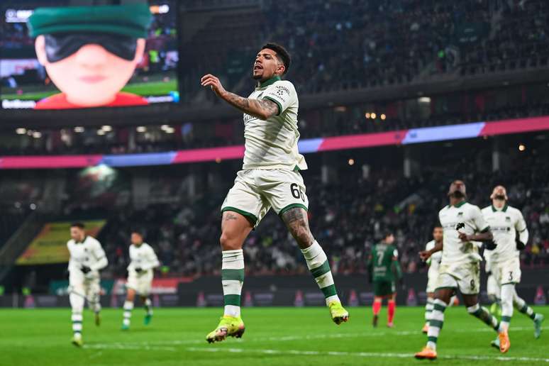 Douglas Augusto comemorando o empate do Kransnodar 