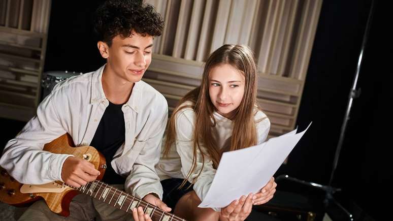 Apesar de existirem escalas e sistemas diferentes em outras culturas, o padr&atilde;o heptat&ocirc;nico continua influenciando m&uacute;sica cl&aacute;ssica, popular e educa&ccedil;&atilde;o musical at&eacute; hoje &ndash; depositphotos.com / AllaSerebrina