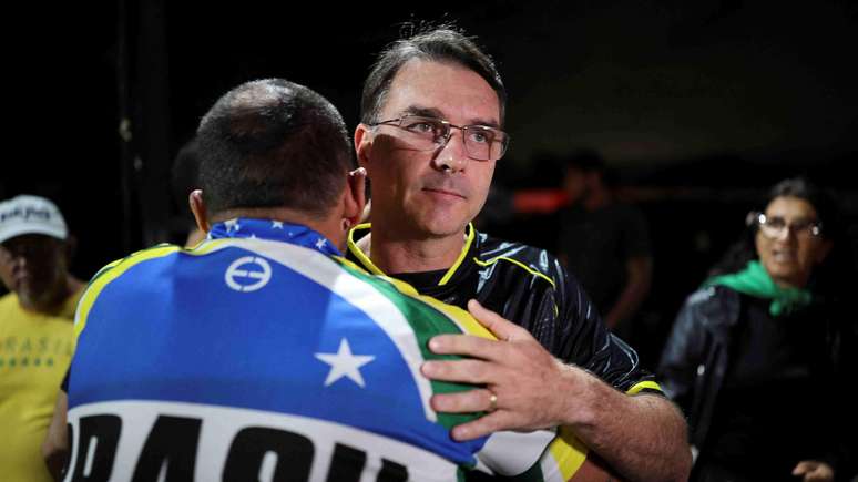 Convocação de vigília por Flávio foi citada por Moraes para determinar prisão preventiva de Bolsonaro