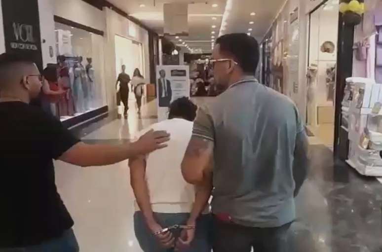 Suspeita foi presa em um shopping de Nova Iguaçu (RJ)