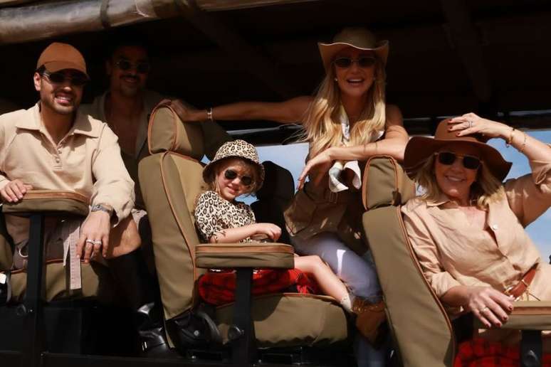 Ana Paula Siebert, sua mãe e amigos posam em carro do hotel