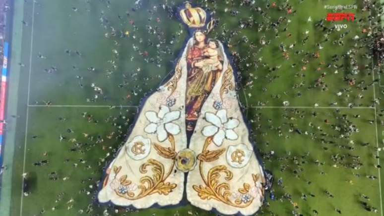 Mosaico com a imagem de Nossa Senhora de Nazaré no gramado do Estádio Olímpico do Pará 