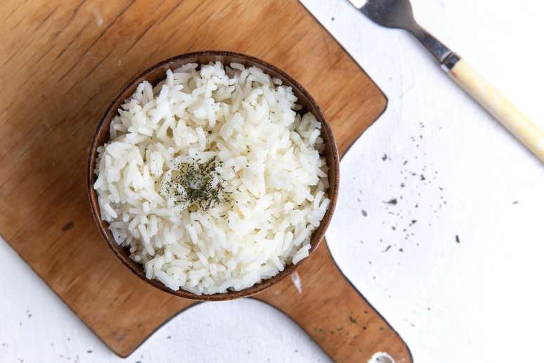 Entenda se o arroz branco é vilão ou aliado da dieta