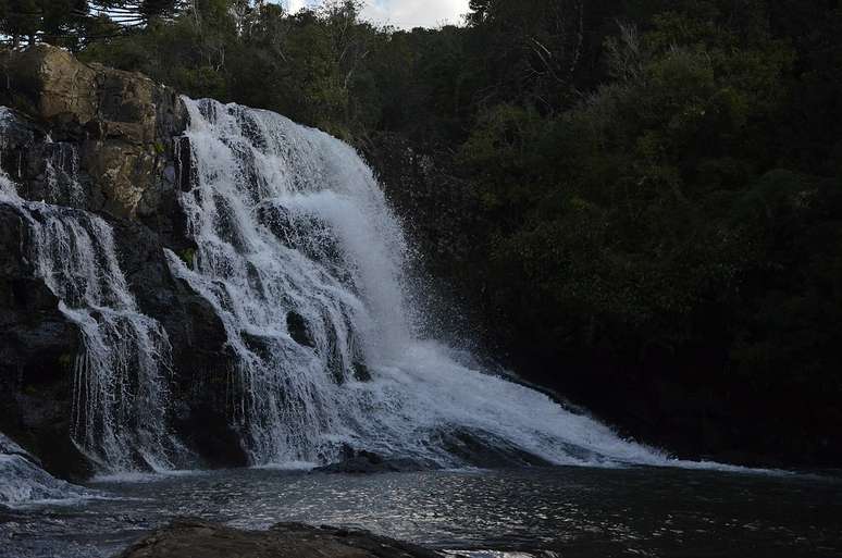 Além da cultura, Prudentópolis encanta com suas cachoeiras e trilhas ecológicas, unindo turismo natural e tradição histórica em uma experiência única – Wikimedia Commons/Luli Hata