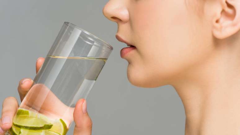 O grau de hidrata&ccedil;&atilde;o, a pr&aacute;tica de exerc&iacute;cios pouco antes da medi&ccedil;&atilde;o, a ingest&atilde;o recente de alimentos ou bebidas, o ciclo menstrual e o uso de certos medicamentos podem alterar temporariamente a composi&ccedil;&atilde;o corporal aparente &ndash; depositphotos.com / IgorVetushko