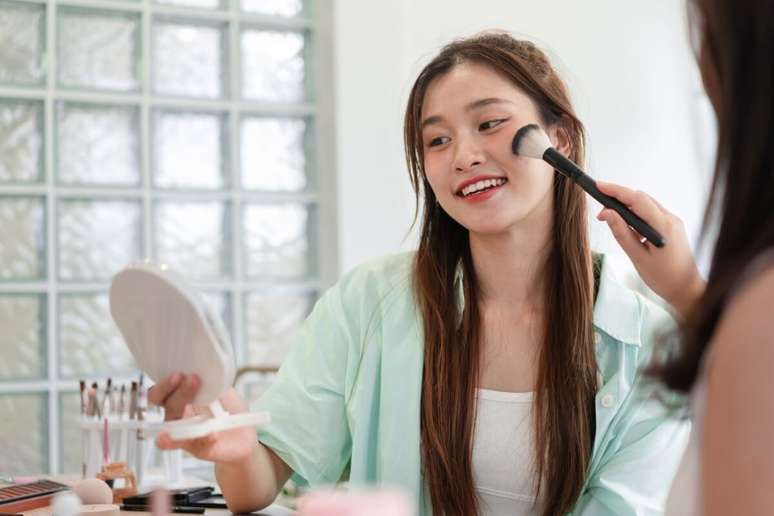 O ideal é aplicar o blush de modo que não se perceba onde ele começa 