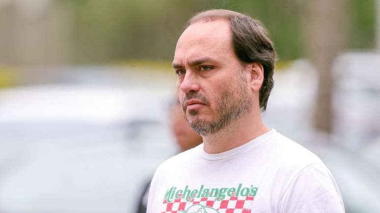 Carlos Bolsonaro, filho do ex-presidente Jair Bolsonaro e vereador no Rio de Janeiro, visitou o pai no pr&eacute;dio da Pol&iacute;cia Federal nesta ter&ccedil;a