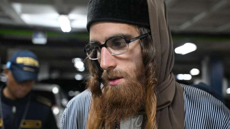 O cidad&atilde;o israelense Yoel Alter, de 35 anos, membro da seita judaica ultraortodoxa Lev Tahor, escoltado por agentes da pol&iacute;cia guatemalteca