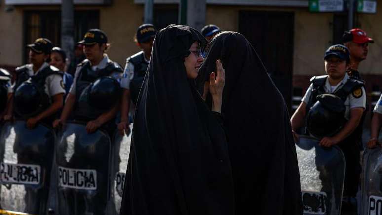 Membros da seita Lev Tahor se manifestam no lado de fora dos centros de acolhida onde foram deixadas as crian&ccedil;as resgatadas pelas autoridades guatemaltecas, em janeiro de 2025
