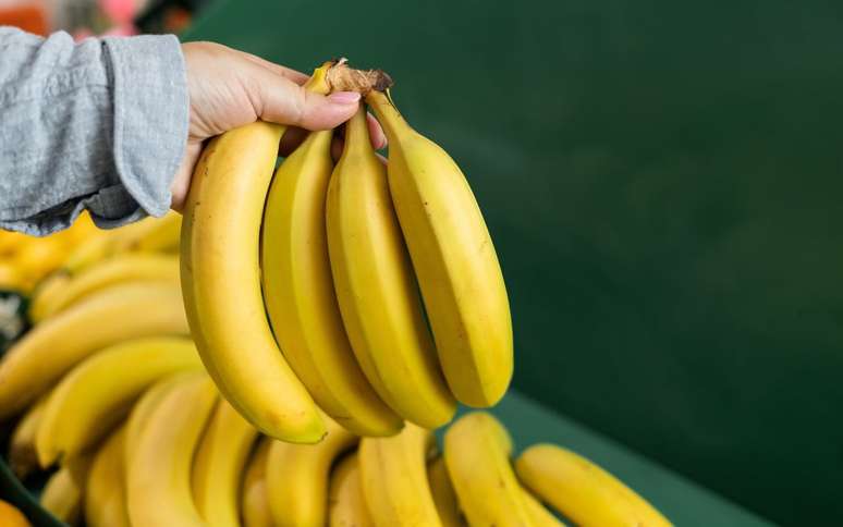 Com um passo a passo fácil, dá para manter a fruta amarela, firme e gostosa por muito mais tempo. /