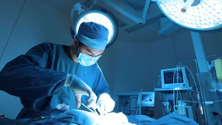 Estudo mostra que ouvir música sob anestesia reduz dor, estresse e necessidade de medicamentos; entenda como funciona o cérebro