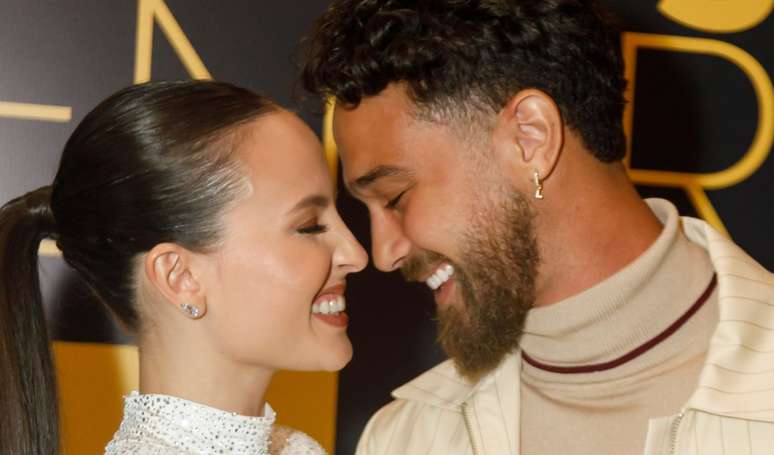 Larissa Manoela valoriza corpo com vestido justo e ganha comentário ousado do marido, André Luiz Frambach. Saiba qual!.