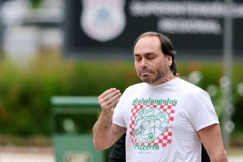 Filho de Bolsonaro, Carlos deixa a PF ap&oacute;s visitar o pai em Bras&iacute;lia