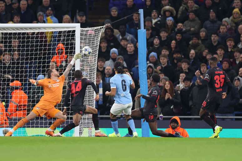 Ake finaliza para defesa de Flekker no primeiro lance de perigo do jogo &ndash;