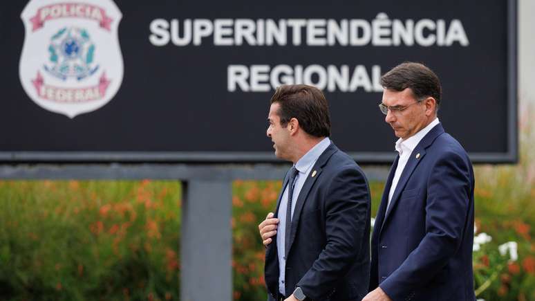 Fl&aacute;vio Bolsonaro (PL-RJ) &eacute; advogado e pode ter acesso facilitado a visitas se for oficialmente inclu&iacute;do na equipe de defesa do pai